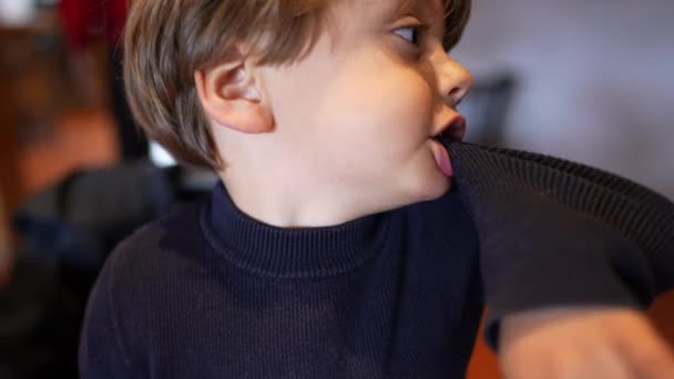 Idle Antics Little Boy Biting Sleeve Uttrycka Tristess Medan Väntar — Stockvideo