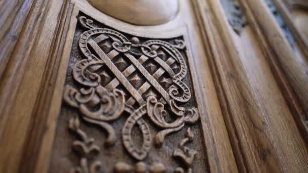 Bonita Ornamentação Adorno Elegante Gravado Porta Antiga Madeira Arquitetura Edifício — Vídeo de Stock