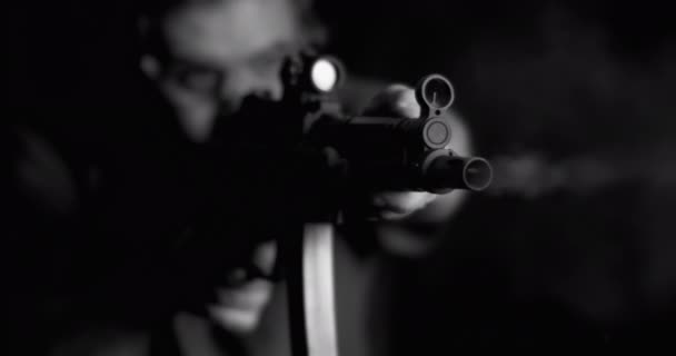 モノクロマティック ブラック ホワイトで800Fpsで撮影されたドラマチックな武器 アサルトライフルを目指して発砲する人 — ストック動画