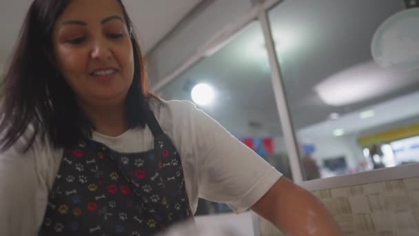 Mujer Feliz Empleada Small Pet Shop Local Business Lugar Ducha — Vídeo de stock