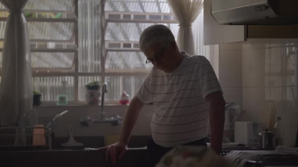 Zamyšlený Starší Muž Stojící Doma Samotě Kuchyňského Dřezu Upřímný Domácí — Stock video