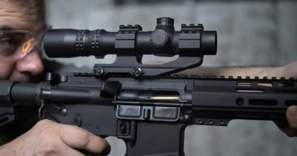 Detail Close Finger Pulling Trigger Assault Rifle Multipel Shots Super — Stock Video