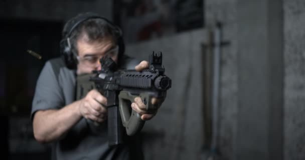 Shooter Disparando Rifle Cqr Super Slow Motion 800 Fps Campo — Vídeos de Stock