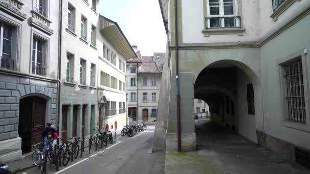 2022年3月 瑞士弗里堡 空旷的欧洲传统街道 有古式建筑 有自行车停放 — 图库视频影像