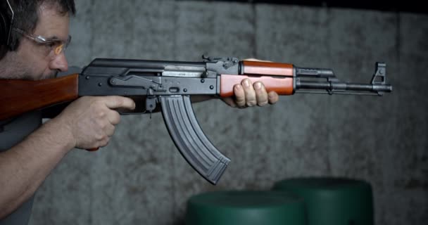 Πυροδότηση Τουφέκι 800Fps Υψηλής Ταχύτητας Αργή Κίνηση Kalashnikov Σκοποβολή Κοντινό — Αρχείο Βίντεο