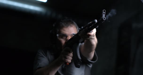 Duża Prędkość 800Fps Slow Motion Strzelanie Celowanie Strzelanie Karabinu Kalashnikov — Wideo stockowe