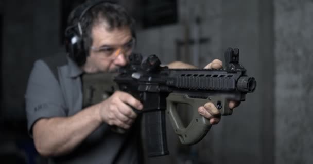 Hombre Apuntando Disparando Rifle Asalto Alta Velocidad 800 Fps Disparos — Vídeos de Stock