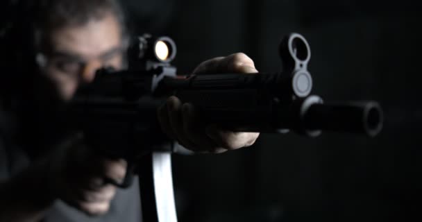 Gedetailleerde 800Fps Slow Motion Man Richt Vuurt Assault Rifle Close — Stockvideo