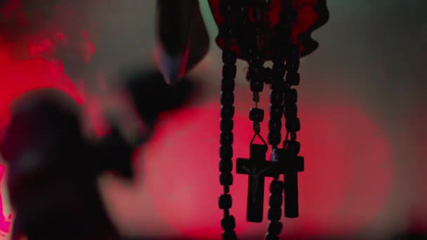 雨天车内部悬挂基督教十字的夜间驾驶 — 图库视频影像