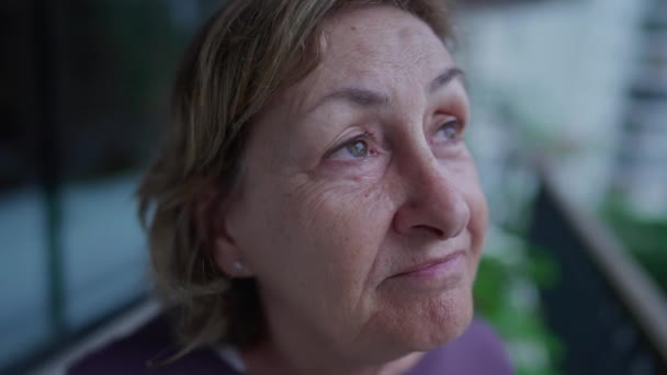 Wajah Close Seorang Wanita Tua Menatap Langit Dalam Kontemplasi Wanita — Stok Video