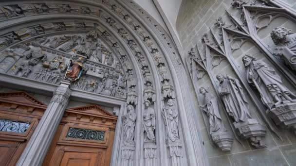 Friburgo Suiza Circa Marzo 2022 Portal Intemporal Entrada Catedral Tradicional — Vídeo de stock