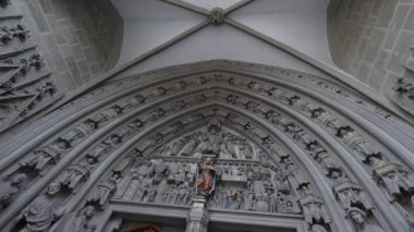 Fribourg, İsviçre Circa Mart 2022 - Dini tapınağı olan Aziz Nicholas Katolik Kilisesi 'nin girişi, başka bir dünyaya açılan kapı.
