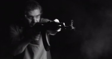 AK-47 Tüfek, 800fps Yüksek Hızlı Ağır Çekim Kalaşnikof dramatik tek renkli, siyah beyaz