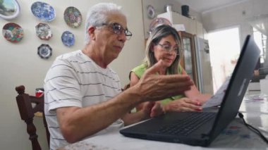 Ev mutfağında oturmuş bilgisayarın önünde mali konuları tartışan yaşlı evli bir çift. Yaşlı adam ve kadın araç konusunda üzgün. Güzel sohbetler ve tartışmalar.
