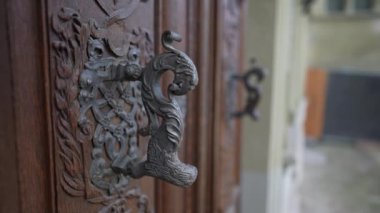 Geleneksel ahşap kapı kolunda güzel bir kapı tokmağı. Süslü ve süslü.