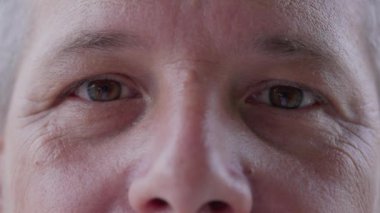 Makro, 40 'lı yaşlarda kameraya bakan orta yaşlı bir adam. Bir insanın tarafsız bakışları detaylarla yüzleşir