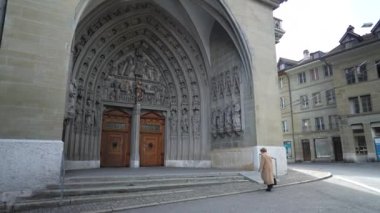 Fribourg, İsviçre Meydanı Mart 2022 Kiliseye giren kişi. Saint Nicolas Katedrali Fribourg 'un dışı