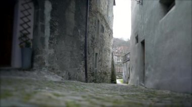Serene Swiss Caddesi, Boş, Dar Çamurlu Geçit Antik Binalar Tarafından Çerçevelendi