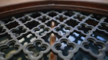 Geleneksel Avrupa binasında pencere korumasını güçlendirmek için zarif Metal kapı kalıpları