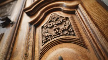 Çağların Sanatı - Antika Mimarideki Antik Ahşap Kapı Üzerine Zarif Süsleme