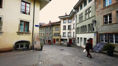Fribourg, İsviçre Çemberi Mart 2022 - İsviçre 'de antika cazibesiyle geleneksel Avrupa şehir caddesi