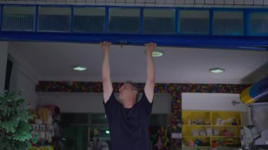 Kaldırımdaki Petshop 'un sahibi garaj önünü kapatıyor.