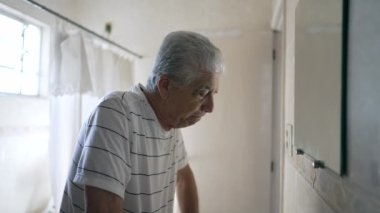 Son sınıf öğrencisi kederle boğuşuyor, Banyodaki Ayna 'ya bakıyor.