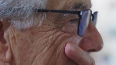 Son sınıf öğrencilerinin okuma gözlüğü takıp konsantre olarak bilgisayar ekranına bakarken yakın plan fotoğrafları. Yüzü yaşlı kişinin detaylı görüntüsü