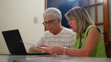 Otantik Yaşlı Çift Finansal Sohbete Giriyor, Faturaları Çevrimiçi Ödeyecek