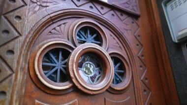 Tarihi Geleneksel Kapı ve Antika Adorments in Elegant Design. Retro Kapı Yüzeyi Süslemelerle süslenmiş