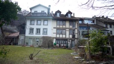 Fribourg, İsviçre Circa Mart 2022 - Eski Avrupa binaları cephesi, insan ölçekli mimari ayrıntıları. Geleneksel ev