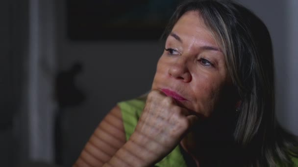 Mujer Madura Pensativa Profunda Reflexión Mental Casa Sentada Junto Ventana — Vídeo de stock