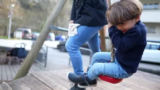 Unbekümmerter Kleiner Junge Rutscht Seil Zwischen Bäumen Auf Öffentlichem Spielplatz — Stockvideo