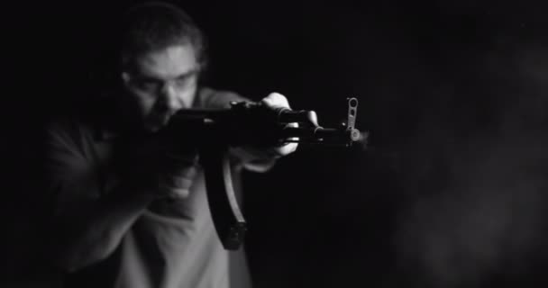 Strzelanie Karabinu 800Fps Duża Prędkość Slow Motion Kalashnikov Strzelanie Dramatycznych — Wideo stockowe