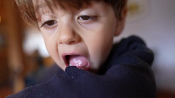 Utålmodig Ventetid Kede Barn Engagerer Sig Ærme Bidning Siddende Restaurant – Stock-video