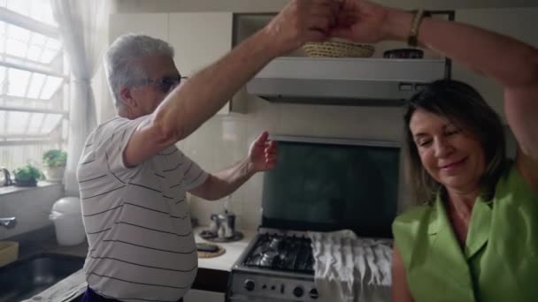 Feliz Casal Mais Velho Romântico Dançando Juntos Cozinha Aposentado Sênior — Vídeo de Stock