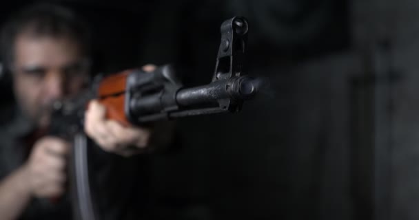 800 Fps에서 촬영의 클로즈업 슬로우 모션에서 칼라시니코프 무기를 — 비디오