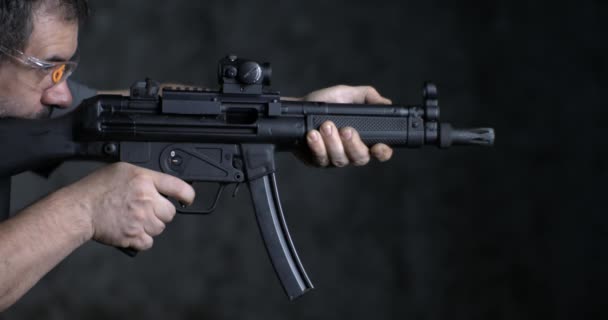 Vuurwapen Hoge Snelheid Sp5K Gun Zijaanzicht Persoon Richten Schieten Duitse — Stockvideo