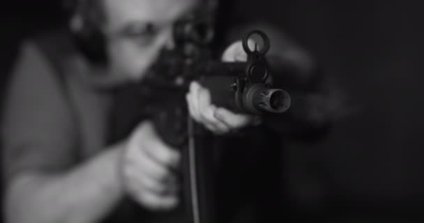 Detailní Záběr Muže Palba Silný Útočící Puška 800Fps High Speed — Stock video