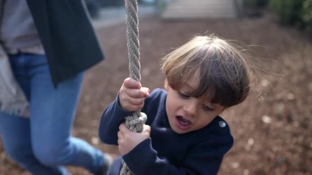 秋季期间 儿童抓线滑绳在公园 怀旧公园有趣的孩子们在树与树之间的钢丝绳上欢快滑行的心房特写 — 图库视频影像