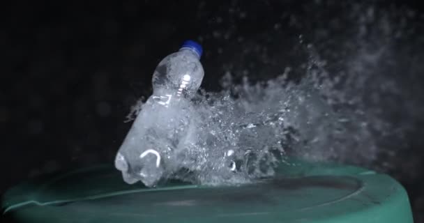 爆炸的塑料瓶子水在超级慢动作800 Fps 捕捉在高速 用子弹射击物体 — 图库视频影像