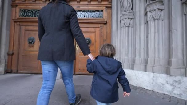 Anya Gyermek Belépnek Szent Templomba Egymás Kezét Fogva Hagyományos Téma — Stock videók