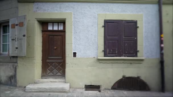 Фасад Старої Європейської Будівлі Двері Вікна Крупним Планом Традиційна Резиденція — стокове відео