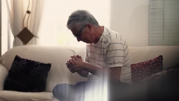 Angst Neurotische Ouderen Senior Man Worstelt Met Preoccupatie Zorgen Thuis — Stockvideo