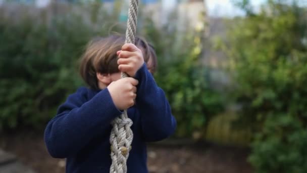 Menino Jovem Segurando Corda Deslizante Entre Árvores Dia Outono Criança — Vídeo de Stock
