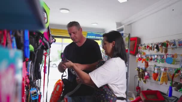 Homme Faisant Shopping Chez Pet Shop Femme Propriétaire Entreprise Aide — Video