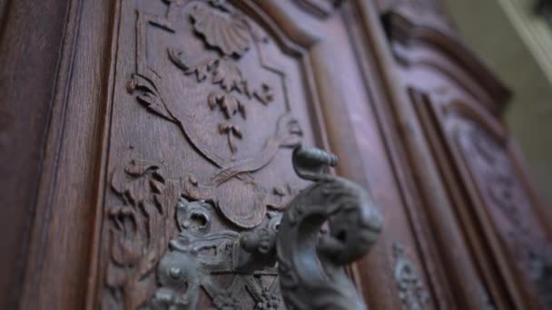 Прекрасні Стародавні Двері Заповнені Прикрасами Ручкою Орнаментом Естетична Старовинна Традиційна — стокове відео
