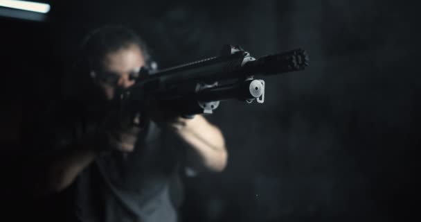 Wysoka Prędkość 800Fps Strzelanie Strzelby Widok Przodu Człowieka Celowanie Strzelanie — Wideo stockowe