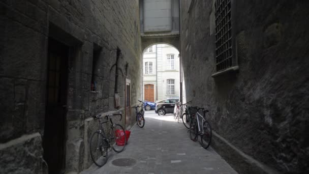 瑞士弗里堡2022年3月 瑞士城市古老的小巷 自行车休息 — 图库视频影像