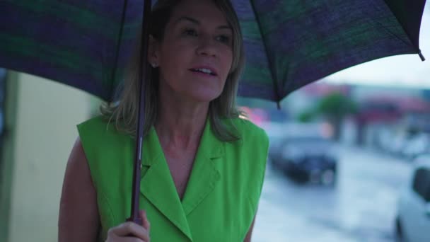 Улыбающаяся Пожилая Женщина Зонтиком Наслаждается Дождливым Днем Городской Улице — стоковое видео